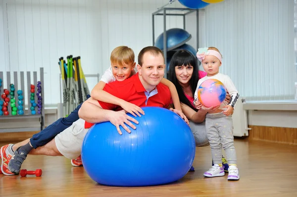 O familie fericită în clubul de fitness. Familie sportivă fericită — Fotografie, imagine de stoc