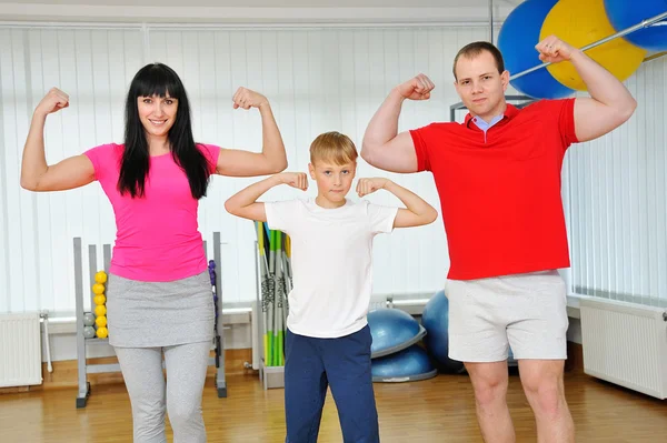 O familie fericită în clubul de fitness. Familie sportivă fericită — Fotografie, imagine de stoc