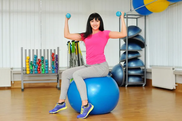 Joven deportista haciendo ejercicios en el gimnasio — Foto de Stock