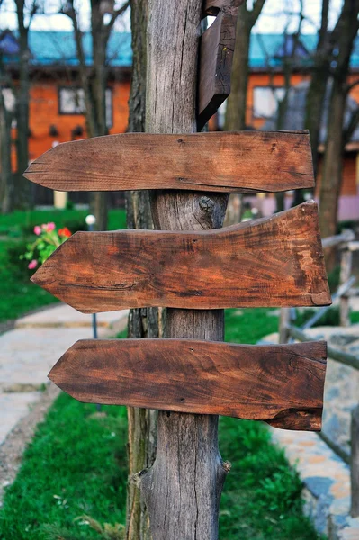 Signo de madera en un poste —  Fotos de Stock