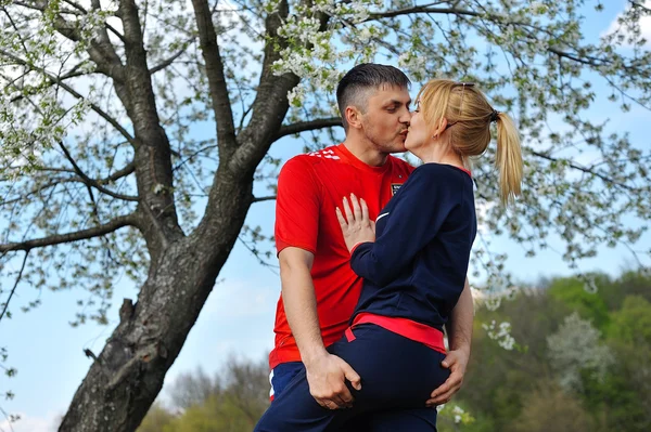 Pareja cariñosa en el floreciente jardín de primavera — Foto de Stock