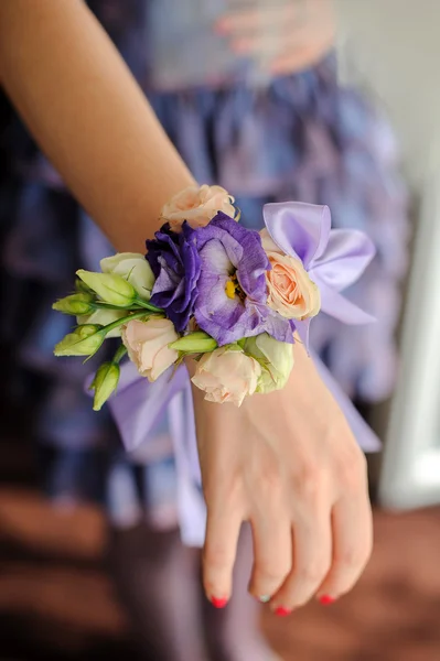 Dama de honor mostrando boutonniere en la mano —  Fotos de Stock