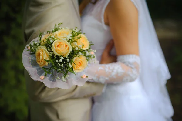 Wedding bouquet with bride and groom — Stock Photo, Image