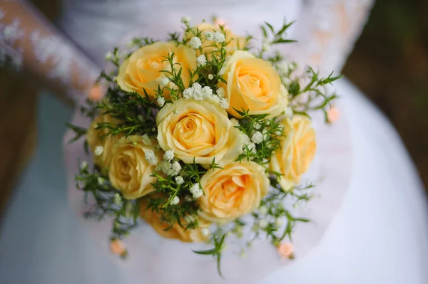 Pengantin dengan karangan bunga di tangan pengantin pria — Stok Foto