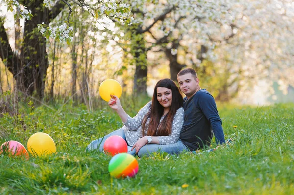 Verliefde paar in de lentetuin — Stockfoto