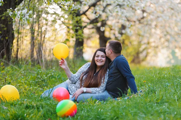 Pareja cariñosa en el jardín de primavera — Foto de Stock