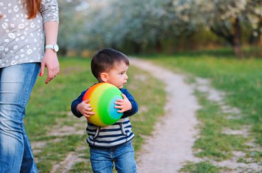 Anne ve oğlu çiçek açması boyunca yürüyüş Bahçe bahar