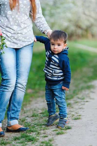Chłopak sięgnął do kieszeni, aby jego matka — Zdjęcie stockowe