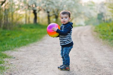 küçük çocuk topla oynamayı