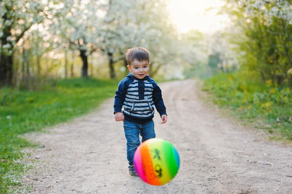 Bambino che gioca con la palla — Foto Stock