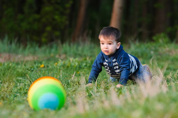 Mały chłopiec bawi się piłka — Zdjęcie stockowe
