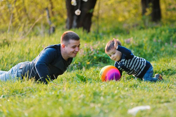 Padre e hijo jugando pelota — Foto de Stock