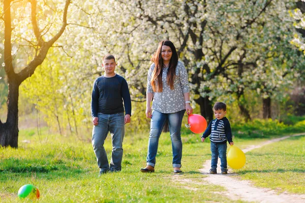 Family fun outdoors — Stock Photo, Image