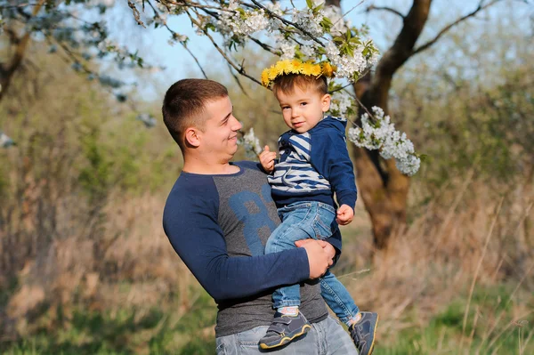 Vader en zoon in lentetuin — Stockfoto
