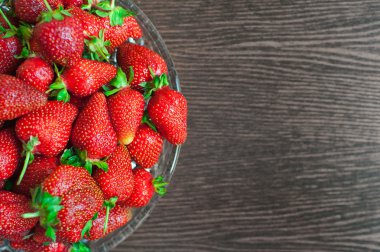 Ahşap arka plan üzerinde bir plaka üzerinde çilek