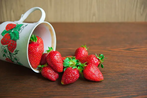 Morango em uma caneca — Fotografia de Stock