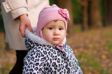 Anne ve kızı sonbahar parkta