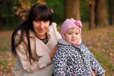 Anne ve kızı sonbahar parkta