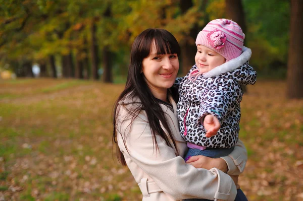 Mamá y su hija en el parque de otoño — Foto de Stock
