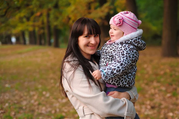 Mom and daughter in the autumn park — Stock Photo, Image