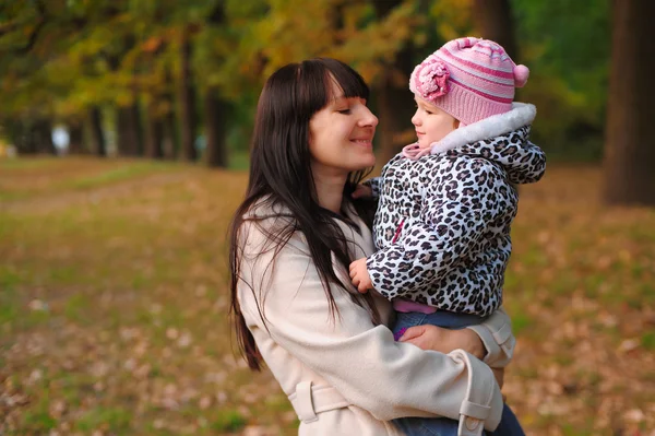 Mom and daughter in the autumn park — Stock Photo, Image