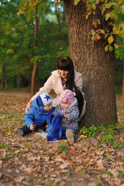 Hija, hijo y madre en el parque de otoño — Foto de Stock