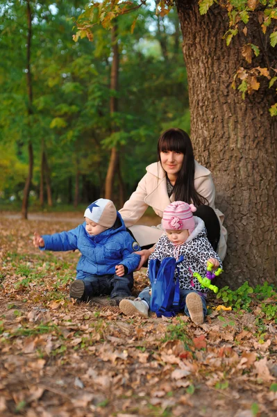 Figlia, figlio e madre nel parco autunnale — Foto Stock