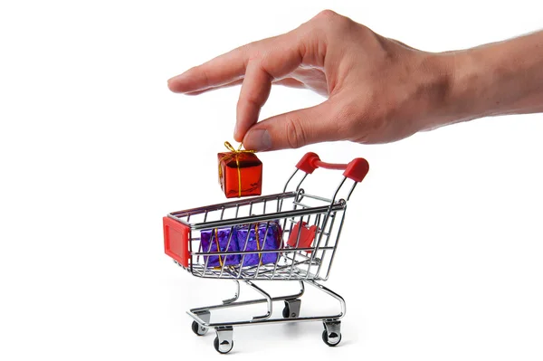 Mão de homem colocando um presente no carrinho de compras — Fotografia de Stock