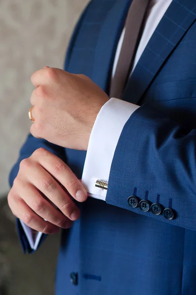 Bröllop detaljer, manschettknappar, eleganta manliga kostym och händer — Stockfoto