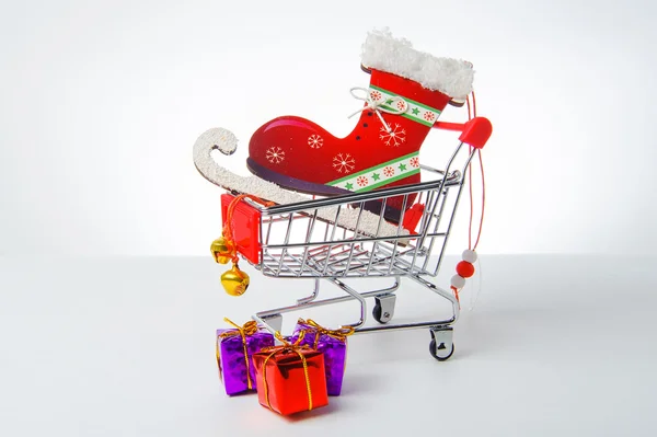 Carrinho de ano novo com presentes e brinquedos — Fotografia de Stock