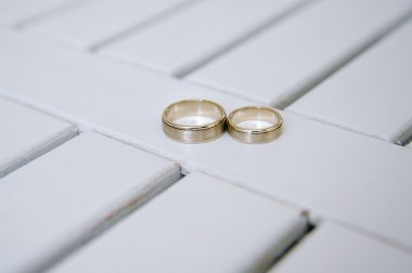 Alyans Beyaz ahşap zemin üzerinde