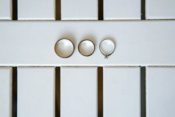 白い木製の背景に結婚指輪 — ストック写真