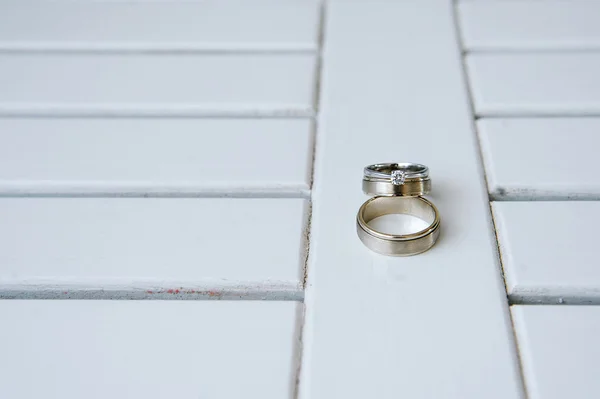 Wedding rings on white wooden background — Stock Photo, Image