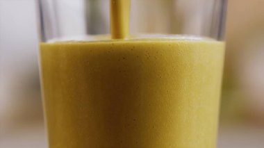 Bir bardak smoothie 'yi kapat.