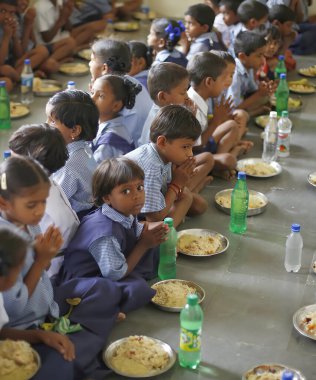 Ranchi, Jharkhand / Hindistan - 27 Ocak 2020: Çocuklar okulda yemek yiyor 