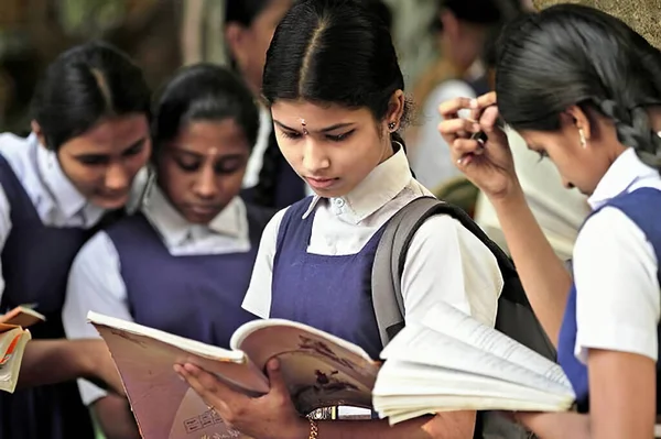 Ranchi, Jharkhand, Hindistan - 22 Haziran 2021: Hintli kızlar okulda okuyor