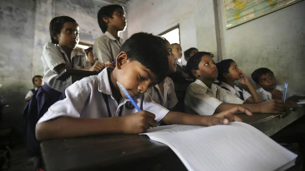 Ranchi, Jharkhand, Hindistan - 22 Haziran 2021: Hintli kızlar ve oğlanlar okulda okuyor