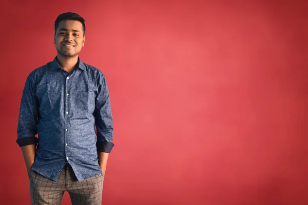 Νεαρός Ινδός Επιχειρηματίας Χαρούμενο Και Δροσερό Χαμόγελο Στο Πρόσωπό Του — Φωτογραφία Αρχείου