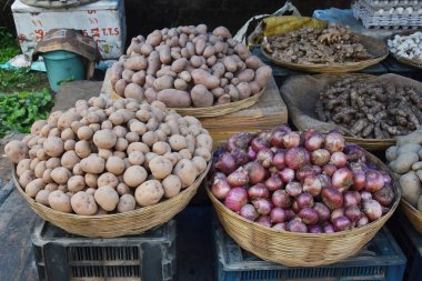 Hint sokak pazarında satılması planlanan sepetteki patates, soğan, arbi kökü, zencefil, sarımsak ve yumurta.