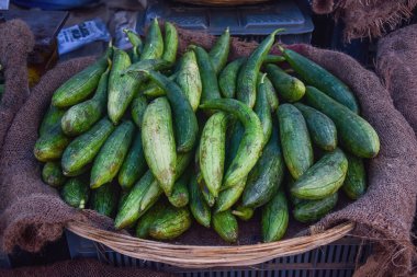 Taze yeşil sünger kabağı, Hint sokak pazarında satılması planlanan sepette.