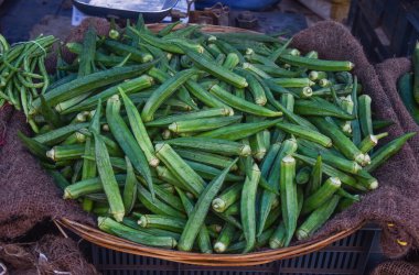 Hint sokak pazarında satılması planlanan sepette yeşil lezzetli kadınlar parmağı var..