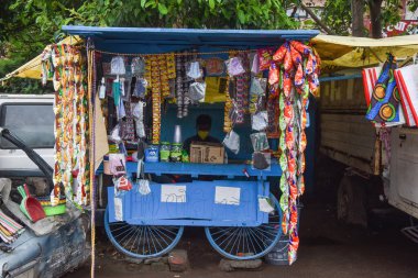 Hint pazarından küçük bir tezgah. Hindistan küçük pazarı