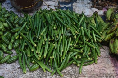 Taze sebze (bayanlar parmak, sivri kabak, çiğ muz, arbi kökü) Hint sokak pazarında sake olarak düzenlenmiştir..