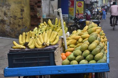 Hindistan sokak pazarında meyveler (elmalar, mangolar ve muzlar) düzenlenmiştir..