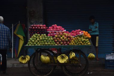 Hindistan sokak pazarında meyveler (elmalar, mangolar ve muzlar) düzenlenmiştir..