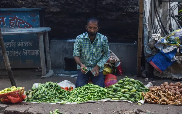 Venditore Verdure Vende Diverse Varietà Verdura Nel Mercato Strada Indiano — Foto Stock