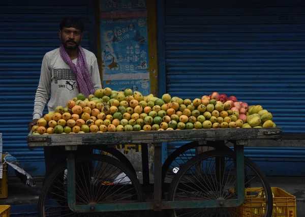 Uomo Indiano Vende Frutta Come Manghi Disposti Carretto Vendere Nel — Foto Stock