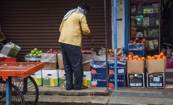Uomo Indiano Vende Frutta Come Manghi Disposti Vendere Nel Mercato — Foto Stock