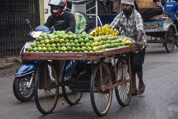 Uomo Indiano Vende Frutta Come Manghi Disposti Carretto Vendere Nel — Foto Stock