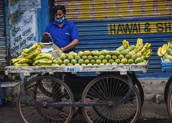Uomo Indiano Vende Frutta Come Manghi Disposti Carretto Vendere Nel — Foto Stock